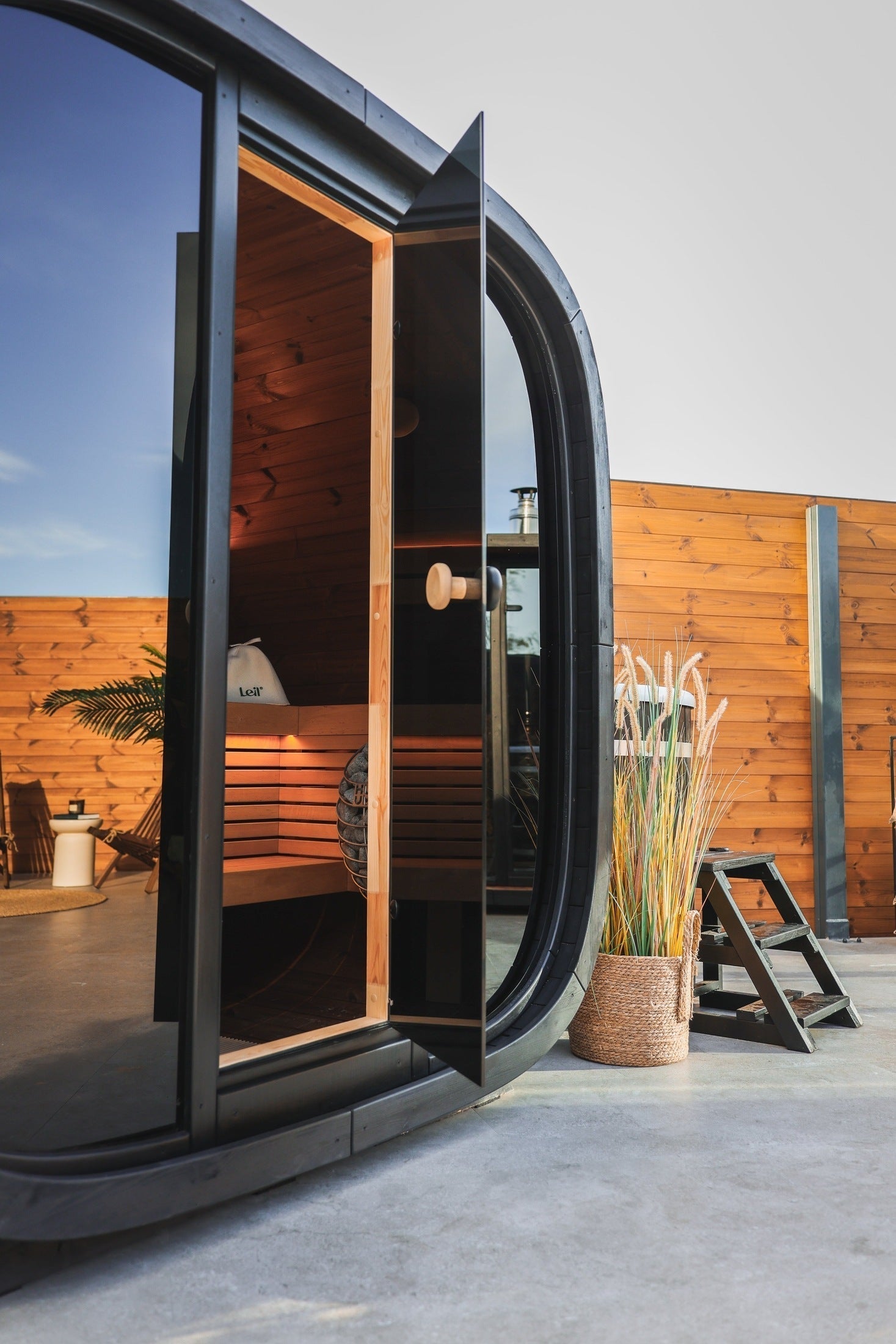 Leil Black Cube Classic 4 Person Outdoor Sauna Kit